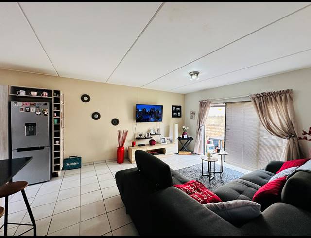 2 BEDROOM TOWNHOUSE FOR SALE IN ALBEMARLE